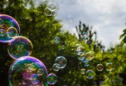 Donna chiama i vigili lamentandosi per le bolle di sapone di un bimbo