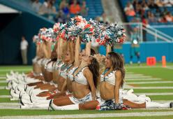 Minaccia le rivali cheerleader della figlia e le istiga al suicidio