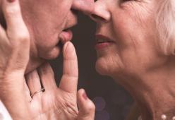 “A 83 anni ho due amanti”. Nonna chiama in radio e racconta le sue follie a letto
