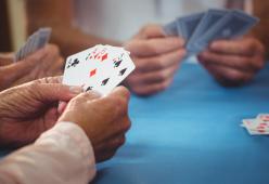 Anziani si riuniscono per giocare a carte: scoperti grazie alle bestemmie