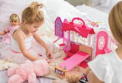 La Spagna avrà un Natale per bambini gender free: addio rosa e azzurro 