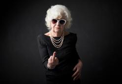 
A 50 anni non lavora e vive ancora con mamma: la donna gli fa causa
