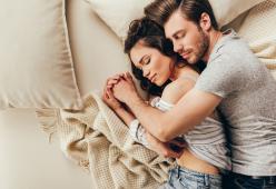 Meglio dormire da soli o in compagnia? 