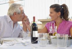 Lei ha 23 anni e lui 71: vogliono sposarsi ma tutti dicono di no!
