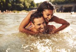 Gli italiani in vacanza? Meglio andarci con il partner