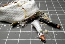 Sposo spinge la faccia della sposa nella torta nuziale: divorziano 