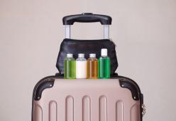 Viaggiare in aereo con più di 100 ml di liquidi nel bagaglio a mano? In UK si potrà