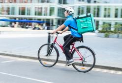 Secondo l'Unione Europea i rider devono essere dipendenti