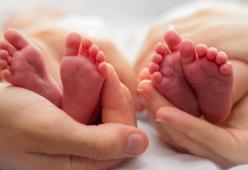 Partorisce due gemelle ma a distanza di 3 giorni 
