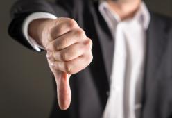 Scartato al colloquio a causa del suo pene fuori misura 