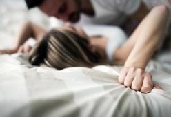Andare a letto con l’amante gli costa una fortuna: le estorce 90mila euro