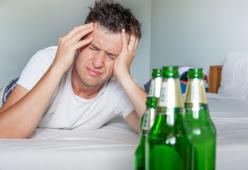 Un uomo scozzese subisce un mese e mezzo di hangover dopo aver bevuto 60 birre
