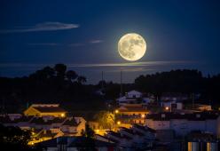 Stasera ci sarà la Superluna rosa: occhi e naso all’insù al crepuscolo