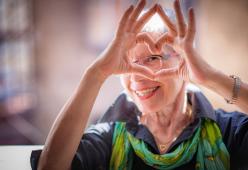Compra una scatola di preservativi "Thin Feel" a 76 anni