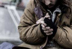 Clochard si prova dei vestiti in un negozio ma non può pagare: la commessa glieli regala