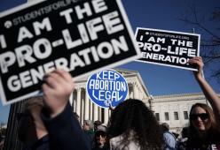 L’Arkansas approva una nuova legge anti-aborto che prevede fino a 10 anni di carcere