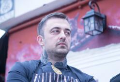 Brumotti aggredito ancora una volta durante un servizio di Striscia la Notizia
