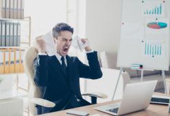 55 imprecazioni a settimana per ridurre lo stress: è la media di chi lavora in ufficio 