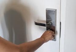 È convinto che la moglie abbia il Coronavirus e la chiude in bagno
