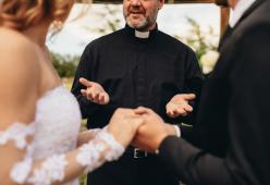 “Il sacerdote di Tinder” ha celebrato 270 matrimoni accoppiando cattolici convinti 