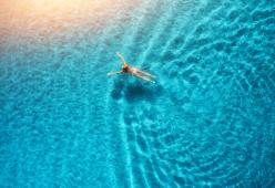 Spagna: se fate pipì in mare vi multano