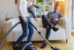 In Italia le donne sono Casa e Famiglia: più tempo degli uomini speso in faccende domestiche