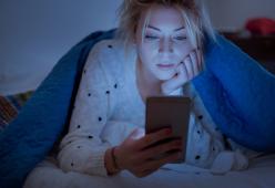 La luce blu degli smartphone fa invecchiare prima 
