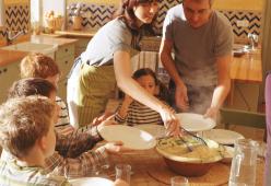 Hanno dieci figli e li mantengono con 1500 euro al mese: ecco come fanno