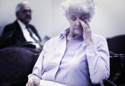 Fermato con una prostituta a 80 anni si difende: “Sono vedovo”, ma è una bugia
