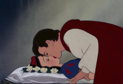 Polemica sul bacio tra Biancaneve e il Principe: non è consensuale