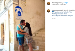 Nella villa pubblica di Erice spunta un cartello curioso: “obbligo di baciarsi”