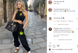 Chiara Ferragni in calzini bianchi e ciabattona di gomma fa sempre tendenza
