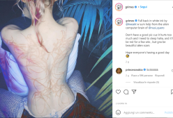 Grimes mostra le sue cicatrici aliene sulla schiena