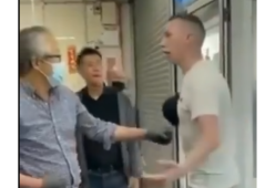 Il proprietario asiatico di un negozio bullizzato da un ragazzo lo stende con un pugno