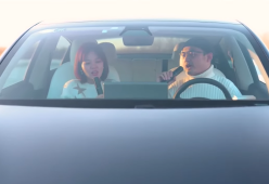 Tesla lancia il microfono per il karaoke in auto