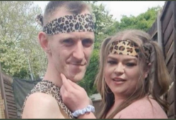 Si vestono da Tarzan e Jane su un sito per adulti: guadagnano 12mila euro al mese