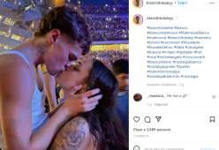 Blanco bacia la fidanzata durante il concerto davanti a 15mila persone