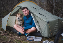 Fa il giro del mondo solo con il suo cane: ci mette 7 anni
