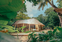 AAA cercarsi un librario a piedi nudi alle Maldive 