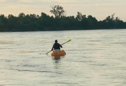 Naviga 11 ore sul Missouri dentro una zucca: record per Duane Hansen
