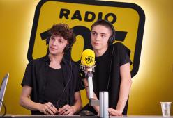 Matteo Romano e Luigi Strangis  cantano dal vivo "Tulipani Blu"