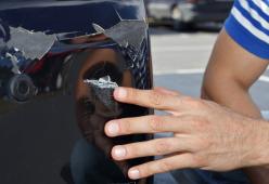 Parcheggia male l’auto e al suo ritorno trova un fiore