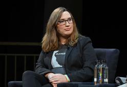 Ecco chi è Sarah McBride, la prima transgender eletta senatrice negli Usa