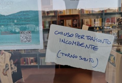 “Chiuso per tramonto incombente”: il romantico cartello di un libraio 