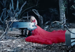 Avril Lavigne, pubblicato il video di “I Fell in Love with the Devil”