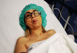 Luciana Littizzetto si è operata e fa la linguaccia dal letto d'ospedale