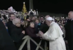 Una fedele strattona il Papa e lui reagisce ma poi si scusa. Il video diventa virale
