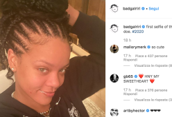 Rihanna, il primo selfie dell’anno è senza trucco e con un brufolo ben visibile

