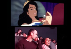 La porta al cinema per vedere un film, ma c'è la sorpresa finale...