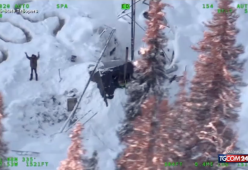 Sopravvive senza un riparo in Alaska per 23 giorni, salvato da un elicottero